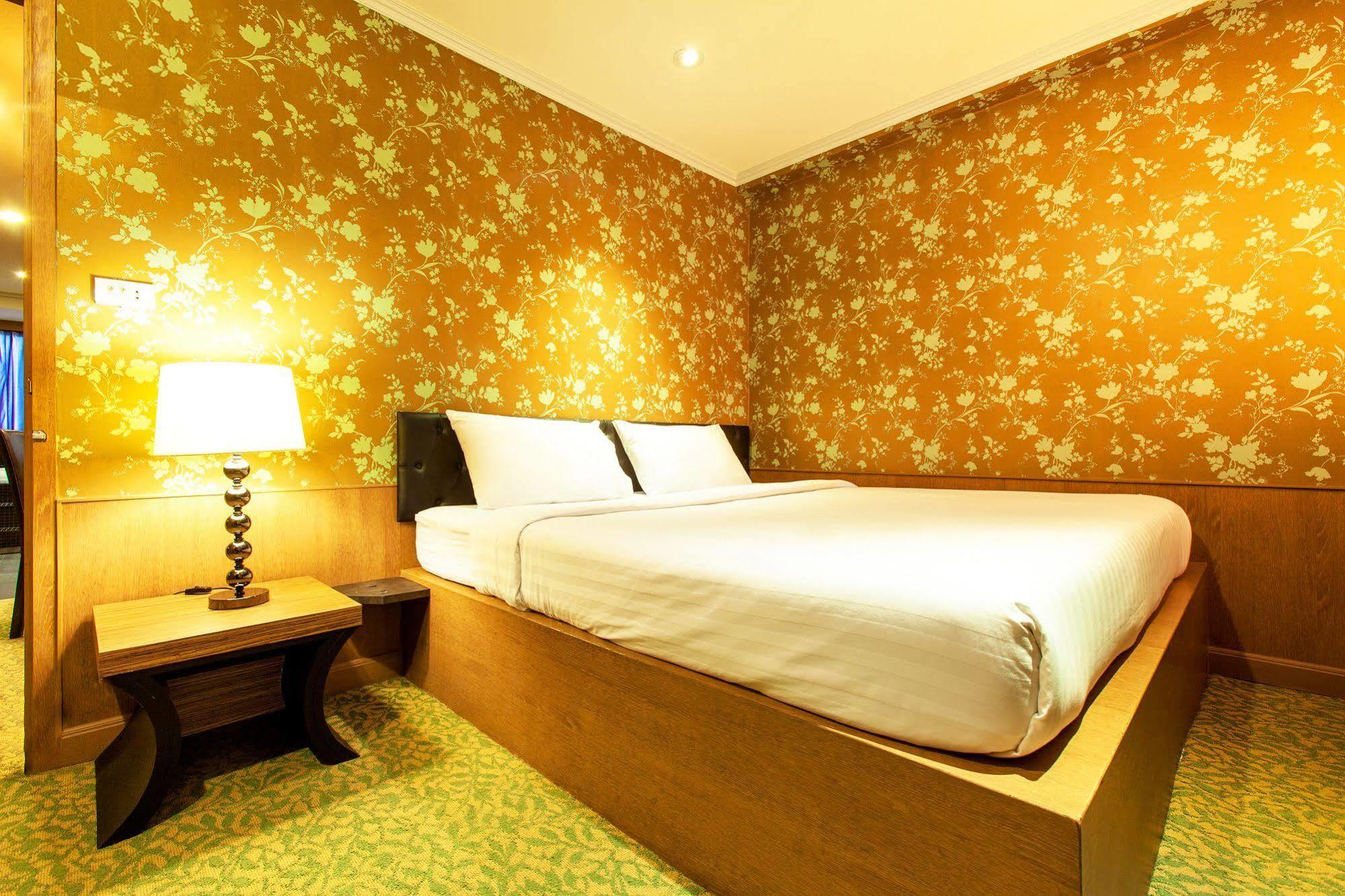 Q Hotel Бангкок Экстерьер фото