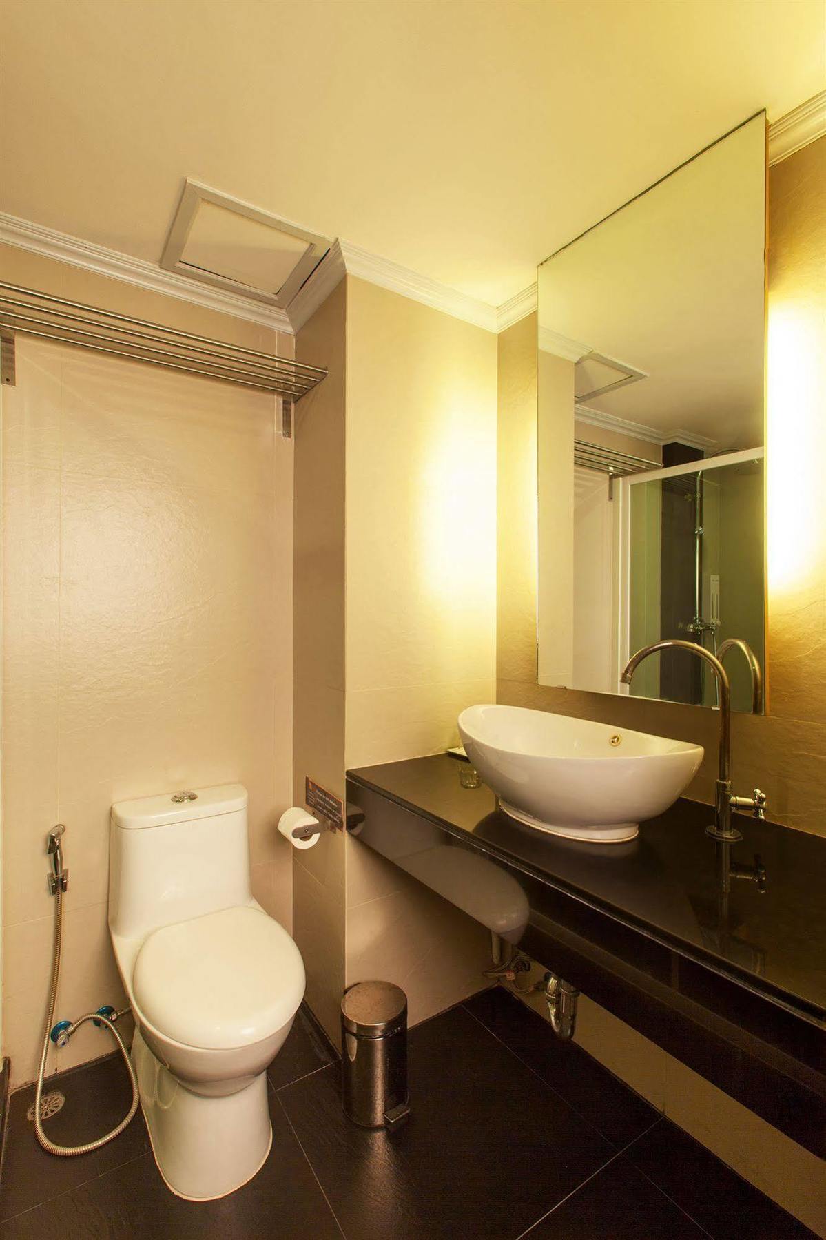Q Hotel Бангкок Экстерьер фото